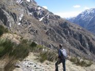 Franco osserva pensieroso il selvaggio traverso percorso