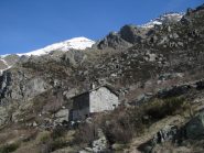 Baita ristrutturata a Vailet con sfondo la Punta del Carro