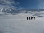 al pian delle stelle,qui la neve e'ottima.Al centro la Roccia Verde