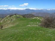Il crinale salendo e dietro le Alpi Liguri col mantello bianco, che misto di colori