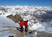 In raccoglimento davanti alla targa di Franco