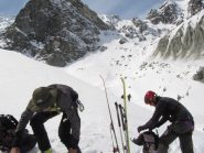 ci si prepara all'ultima risalita della giornata 