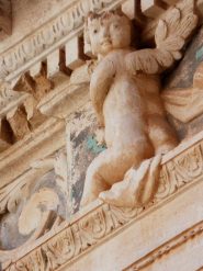 angioletto a ciapette nude che resiste al degrado