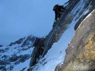 lungo la sua lunga scala metallica