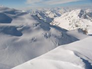 da dove si scorge il colle di Valpelline e la Tete di Valpelline con persone che le stanno percorrendo 