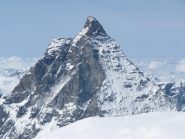 un ultimo sguardo al Cervino, prima di fiondarci a valle lungo le piste. In giornata faremo 4.100 m di dislivello in discesa.