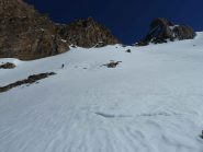 Tenendo i pendii più assolati splendido firn