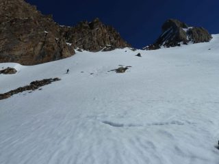 Tenendo i pendii più assolati splendido firn