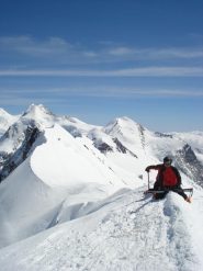 a cavallo della cornice della vetta