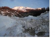 Nel letto della valanga con alta al primo sole la Tete de Soleil Boeuf