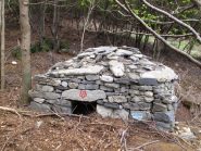 Casella nel boschetto col segnavia