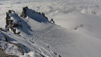 Tracce di discesa di chi è stato più fortunato. Oggi è crosta......