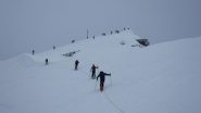Amici in salita poco sotto la vetta....