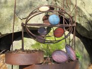 Un dettaglio delle sculture in ferro battuto