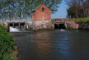 Quasi a S. Giacomo, il Navilotto sottopassa il Rotto (ramo a destra) e viene sussidiato dalla presa sulla sinistra.