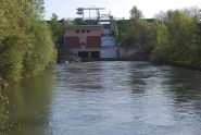 La centrale idroelettrica, azionata dal canale derivato dal Depretis, ed il salto disponibile visti a valle al livello dello scarico.