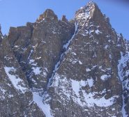 2- vista dal basso inverno 2011 - notare i 4 risaliti rocciosi  del canale