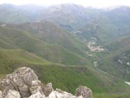 I boschi attraversati e Borgo di Nasino laggiù in basso