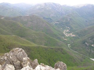 I boschi attraversati e Borgo di Nasino laggiù in basso