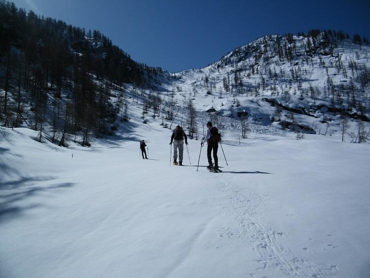 Sul pianoro sotto il Colle. A destra l'anticima.