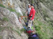 in posa dimostrativa sulla cengia all'inizio della  Federici