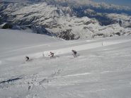 Una delle migliori squadre del Trofeo Mezzalama in discesa subito dopo il Naso del Lyskamm