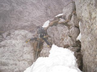 Salto roccioso solo parzialmente scoperto a metà canale