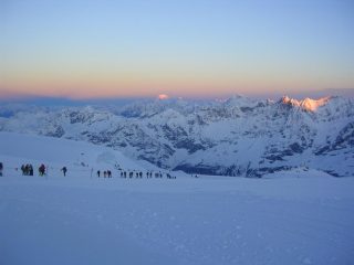 la processione degli spettatori del Mezzalama