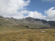 il lunghissimo traverso con sullo sfondo la Rocca Moross
