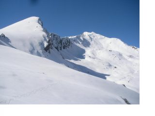 La Punta Vallettaz di Bardoney e al fondo la P.del Rossin in fase di avvicinamento allavetta..