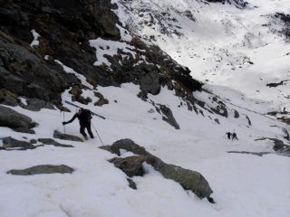 salendo lungo la cascata