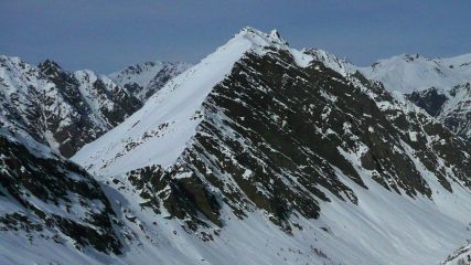 Il ripido pendio sommitale in una foto di qualche anno fa scattata dalla Rocca Rossa