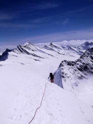 alle spalle i Fiescherhorn ed il Finsteraarhorn 