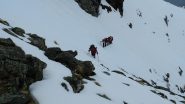 salendo nel traverso tra le due fasce rocciose (5-5-2013)