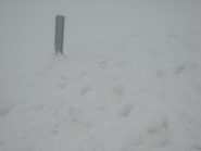che sono ritornate anche sulla vetta, con la croce sepolta dalla neve...