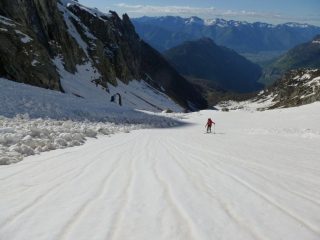 Dopo i primi 600 m il canale è in parte sgombro da valanghe