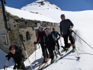 Il Bivacco Leoni e dietro il Monte Cistella