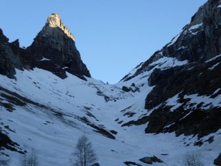 Nella prima parte il canale è ricoperto dalle valanghe