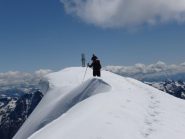 La facile cresta che conduce in vetta