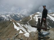 In cima, la cresta verso le altre punte parzialmente innevata