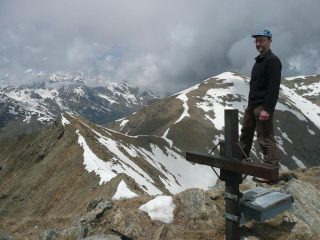 In cima, la cresta verso le altre punte parzialmente innevata
