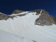Il ripido pendio sotto la cima
