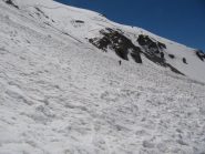 durante la calata verso il Passo di Villeil si attraversano imponenti fondi di valanga