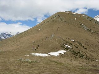 la lunga fila in salita sulla dorsale finale