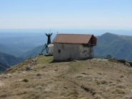 il Bivacco Blessent con la statua del Cristo Redentore