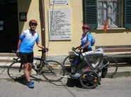 di fronte alla casa del campionissimo