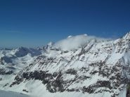 Tra le nuvole spuntano la Croce Rossa e la Punta d'Arnas