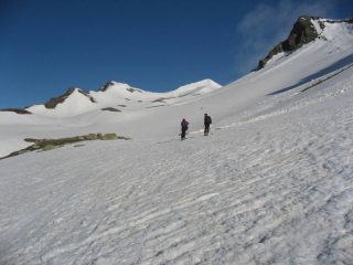 dopo il canale il bel vallone con la cima al centro