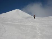 ultimi metri per la cima della bianca piramide