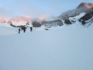 dietro alle nuvole la punta nera, dei due canali paralleli in alto il secondo a sx è quello da prender